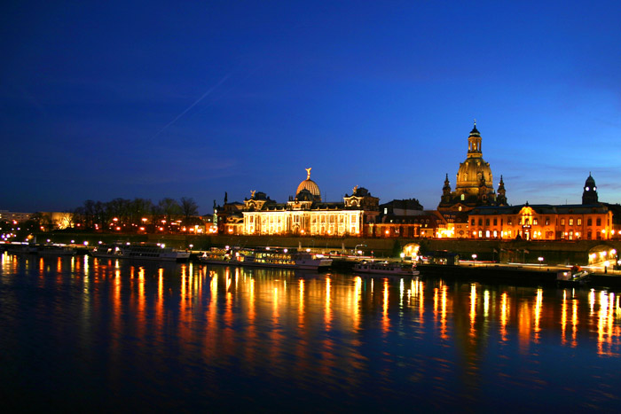 Dresden: die Elbe bei Nacht mit Frauenkirche (rechts) und Kunsthalle (links)