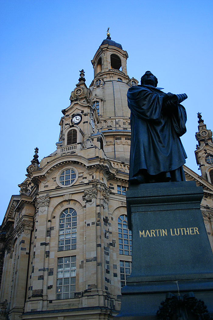 Dresden: Luther-Denkmal mit Frauenkirche im Hintergrund